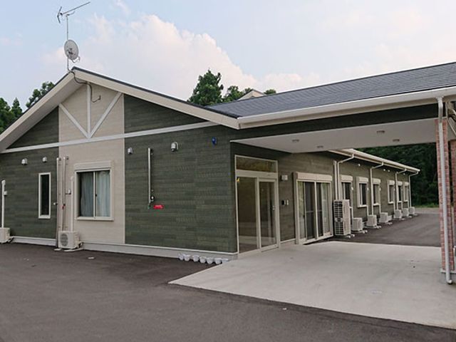 施設の外観 外観 落ち着いた色合いの建物は、車椅子でも安心して利用できるスロープ付きの設計です。