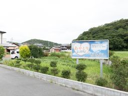 静かな立地の看板