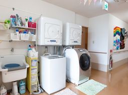 清潔な洗濯機と洗面所