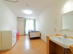 明るい個室の洋室