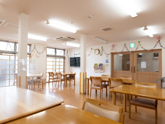 広々とした明るい食堂