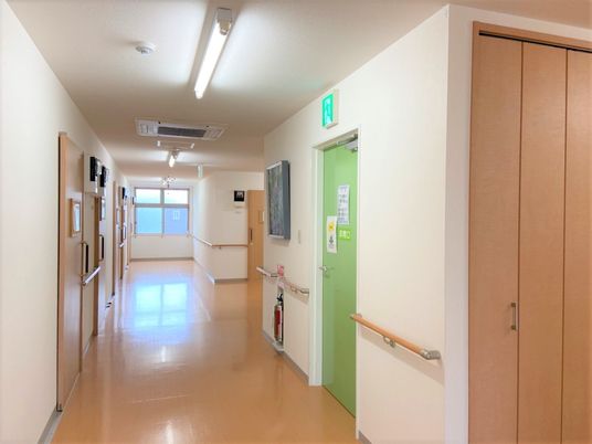 明るく清潔な廊下