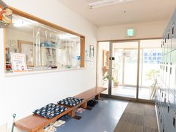 エントランスの明るい風景