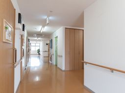 明るく清潔な廊下