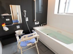 清潔なバリアフリー浴室