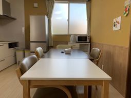テーブルと椅子のある部屋