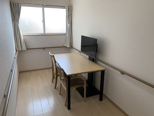居室の机と椅子