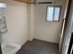 窓のある洗面台