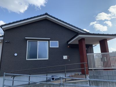青空が広がる外観