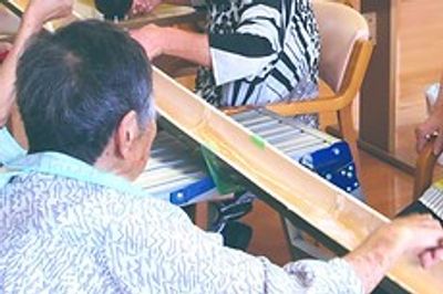 ゲームを楽しむ人々の様子