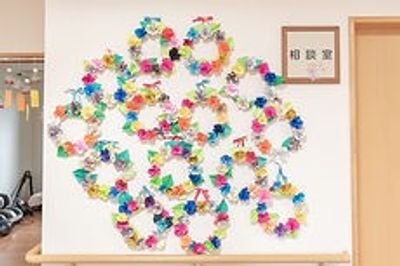 色鮮やかな装飾の壁