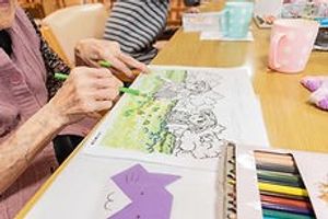 塗り絵を楽しむ様子