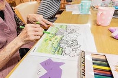 塗り絵を楽しむ様子
