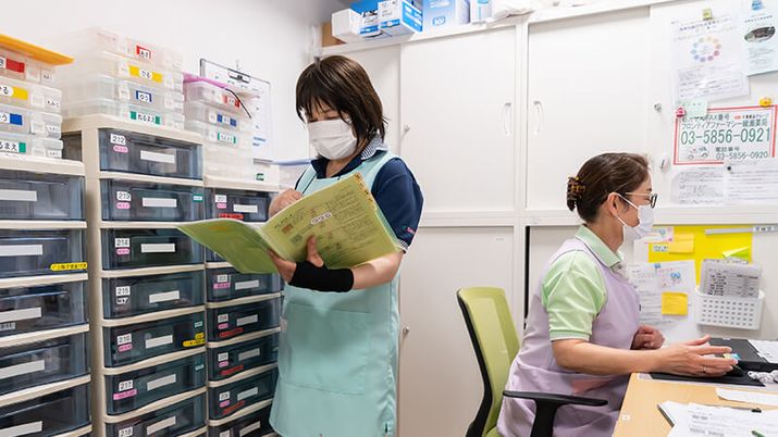 働くスタッフの様子事務室  