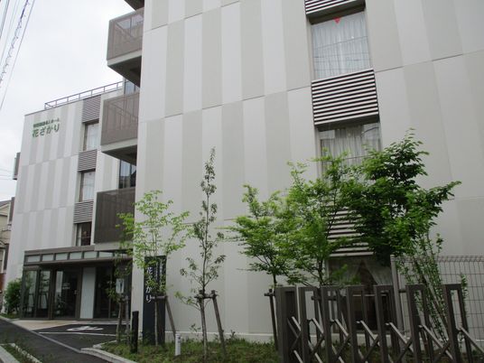 外観と植栽の建物  