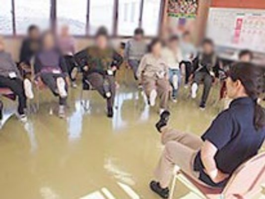 運動中の明るい部屋