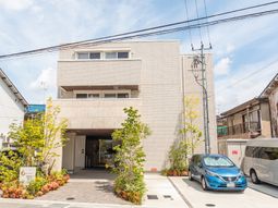 明るいエントランスの建物