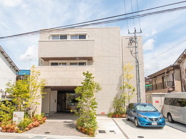 明るいエントランスの建物