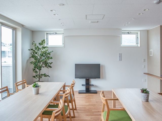 共用スペースの居心地の良さ リビングダイニング 自然光の差し込む食堂で、住人同士のコミュニケーションも楽しめます。明るく清潔感のある空間が、日々の憩いの場を提供しています。