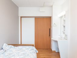 居室のベッドと洗面台