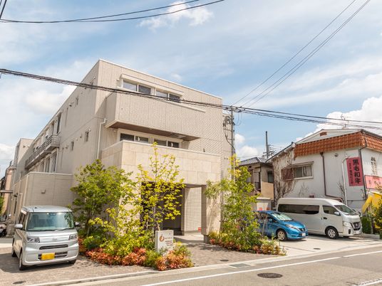 明るい日差しの施設外観