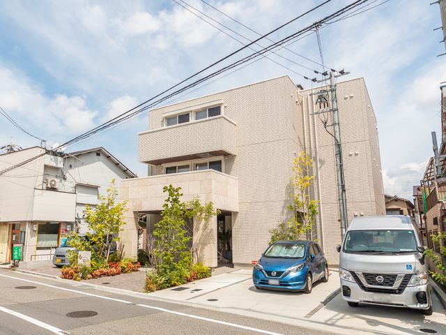 モダンな建物の外観 駐車場 清潔でモダンな外観を持つ建物です。通りに面していて、アクセスも良好です。
