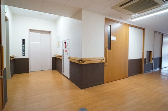 廊下と扉の明るい空間