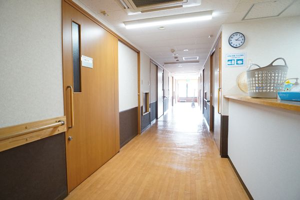 明るく清潔な廊下