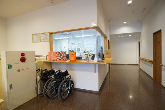 受付と車椅子がある廊下