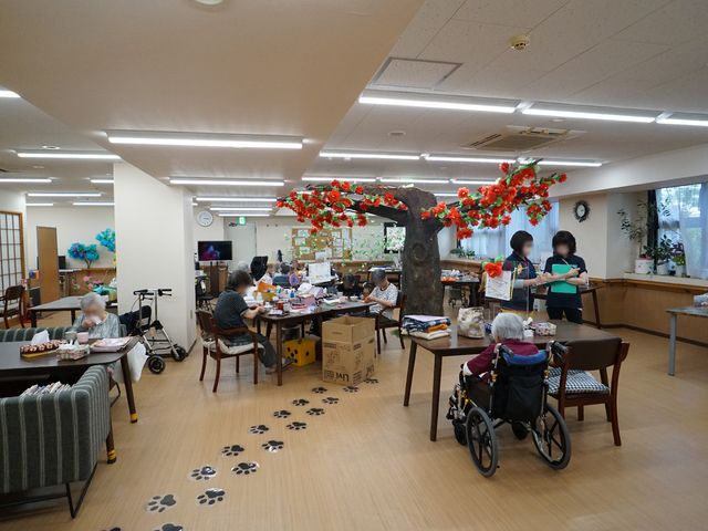 広々とした共有スペース 共有スペース 手作り感あふれる装飾が施された広々とした食堂です。利用者の方々がそれぞれの活動に取り組む様子が見て取れます。