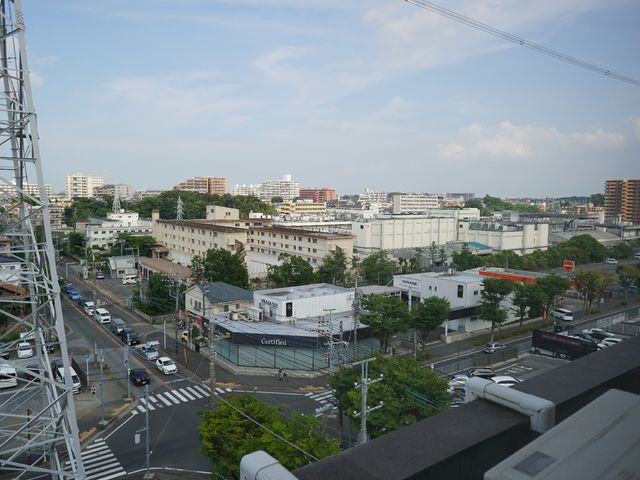 都市の眺望 屋上 広がる市街地を一望できる立地にあり、アクセスも良好です。周囲には多様な施設が点在し、地域との連携も見込める環境です。