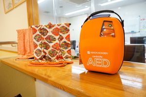 AEDと布製品が置かれたカウンター