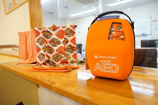 AEDと布製品が置かれたカウンター