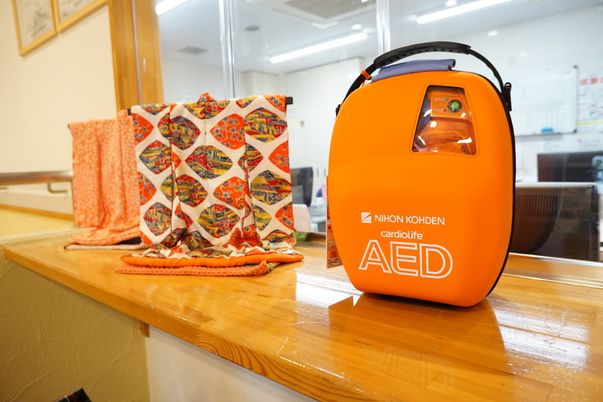 AEDと布製品が置かれたカウンター