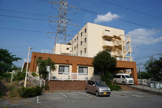 多階層の建物外観