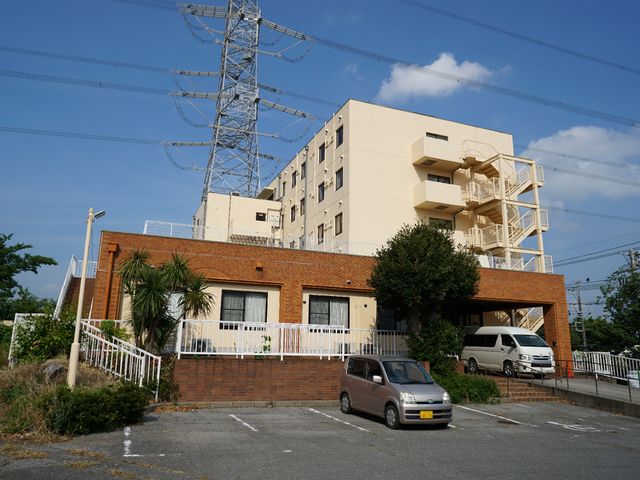 多階層の建物外観 外観 明るく広々とした空間が印象的な建物です。快適な環境でのお仕事をご希望の方におすすめします。