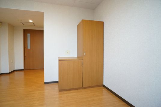 シンプルな居室の一角