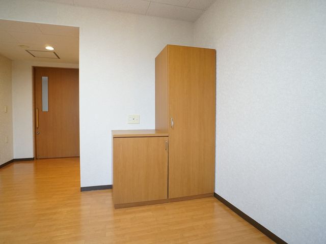 シンプルな居室の一角 居室 床は温かみのある色合いで、シンプルな造りの部屋です。快適な日々を過ごせる空間が整っています。
