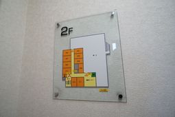 透明掲示板のフロア案内図