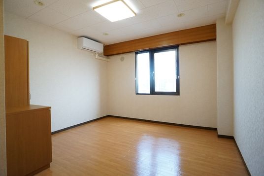 木目調の広々とした居室