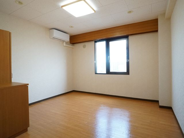 木目調の広々とした居室 居室 木目調のフローリングが温もりを感じさせる居室です。大きな窓からは自然光が差し込み、明るく快適な空間を提供しています。