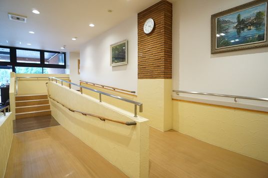 広々とした廊下の風景