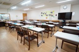 広々とした明るい食堂