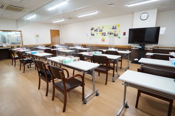 広々とした明るい食堂