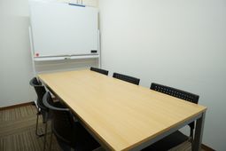 会議用テーブルとホワイトボード