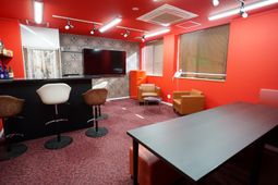 赤い壁のモダンなラウンジ