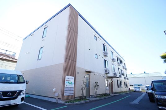 白い建物の外観