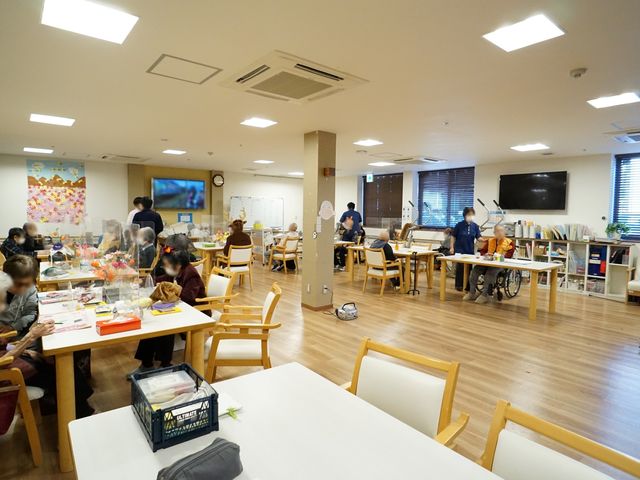活動的な共有スペース 共有スペース 広々としたダイニングルームでは、入居者が様々な活動を楽しんでいます。暖かい雰囲気の中での共有スペースでのひと時を、是非ご一緒に。