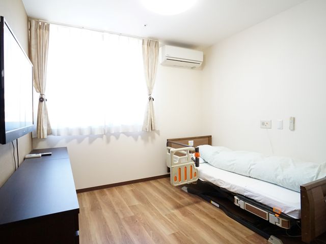 快適な個室の居室 居室 清潔感溢れる個室で、室内にはテレビやベッドが完備され快適な生活が送れます。窓からは自然光が差し込み、明るい雰囲気です。