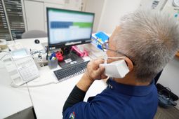 電話をする男性スタッフ